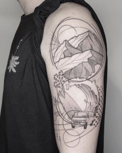 tatuaje_blackwork_paisaje_wanderlust_furgoneta_brazo